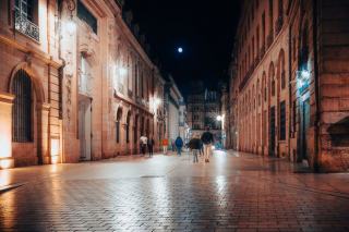 Randonnées nocturnes en été : où marcher sous les étoiles ?