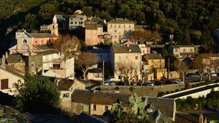 Villages perchés : pourquoi si haut, et où les voir ?